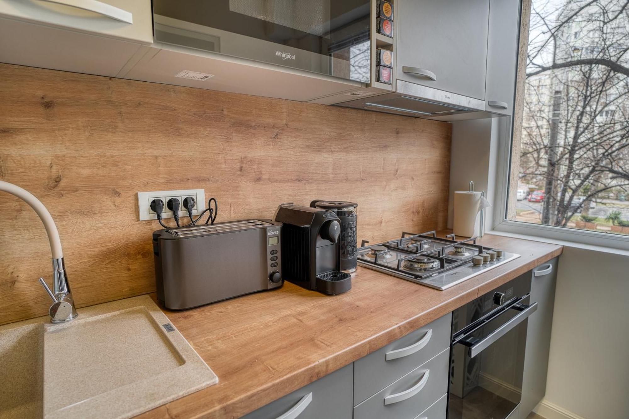 City Chic Retreat: Newly Renovated 1Br Apartment Bucarest Esterno foto