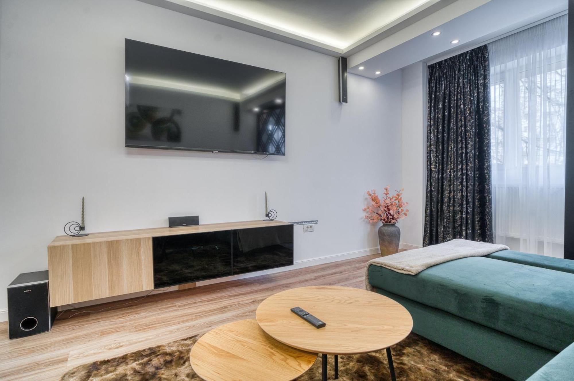 City Chic Retreat: Newly Renovated 1Br Apartment Bucarest Esterno foto