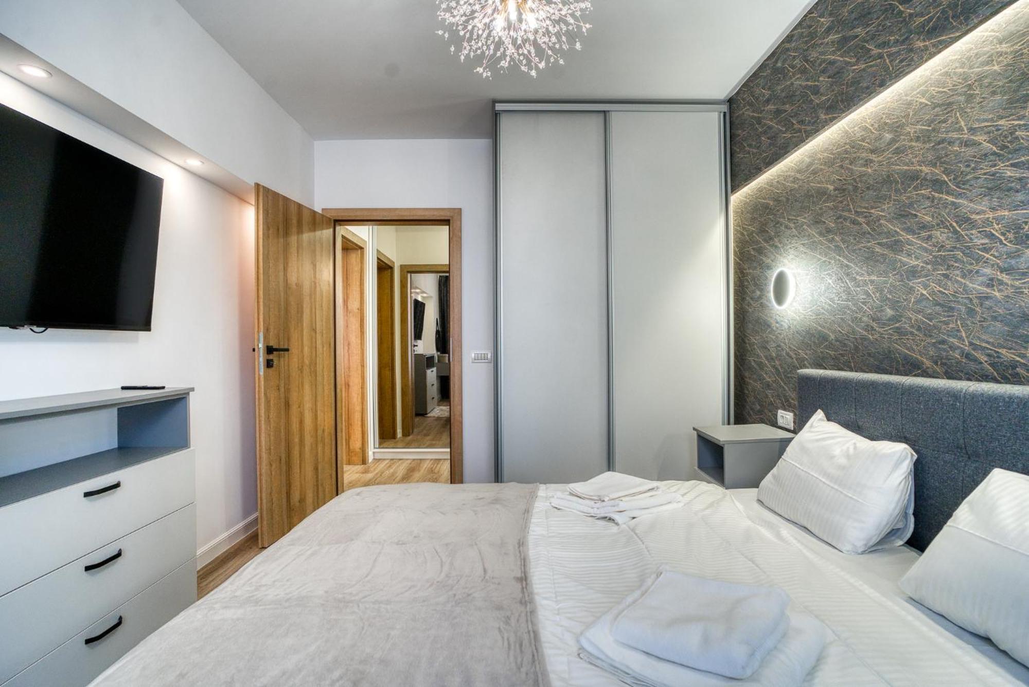 City Chic Retreat: Newly Renovated 1Br Apartment Bucarest Esterno foto