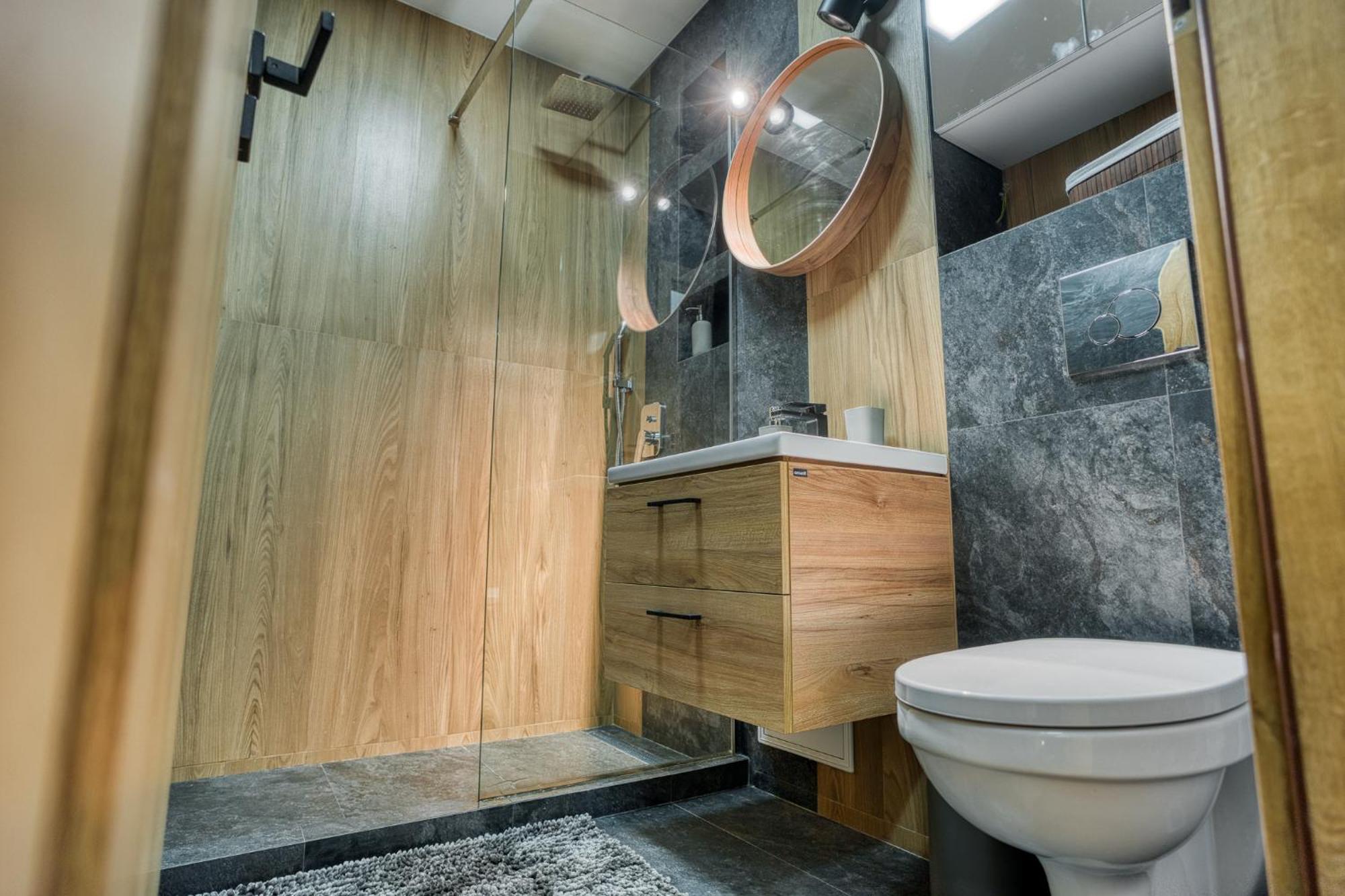 City Chic Retreat: Newly Renovated 1Br Apartment Bucarest Esterno foto